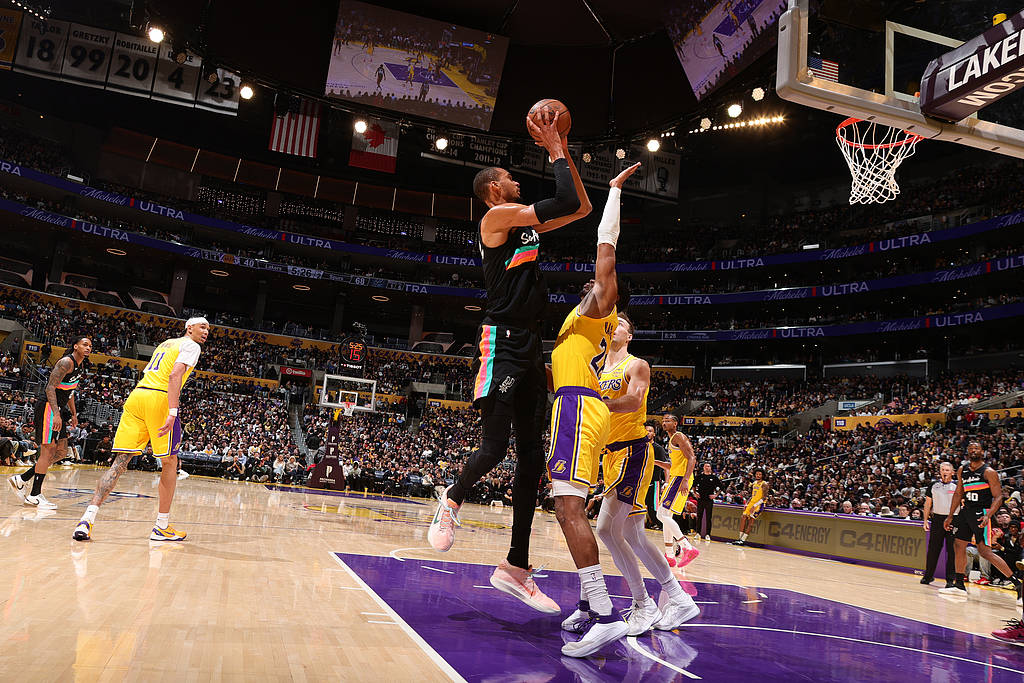 趁他病要他命！文班战残阵湖人半场狂砍37分 17投12中